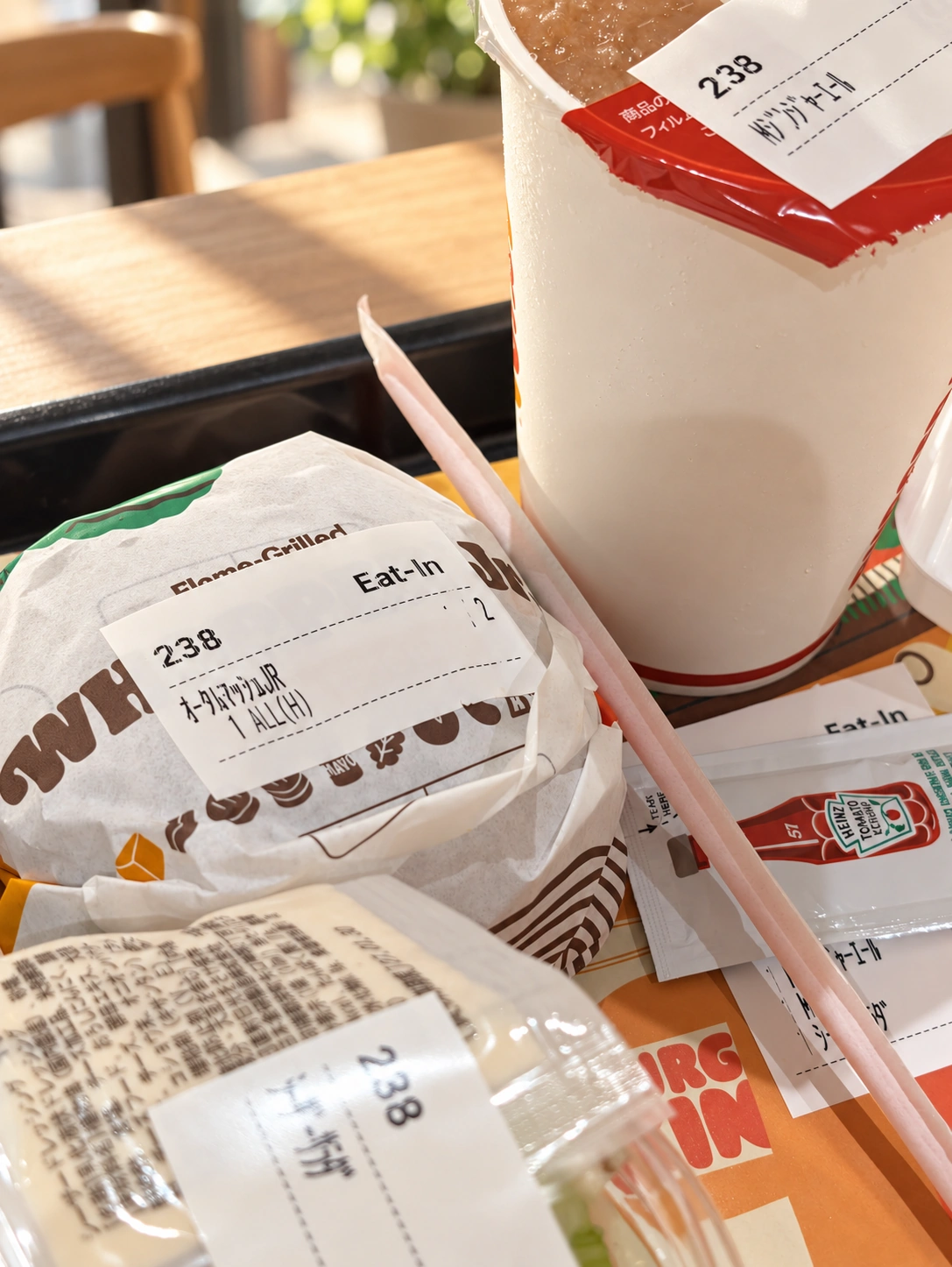 バーガーキングの包みとドリンク（背景・細部をAIで加工）